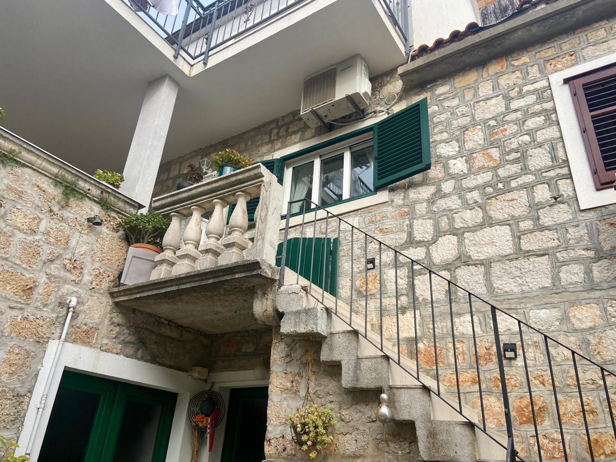Apartment Simon - Old Stone Charm, Central Bol Life Exterior foto